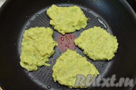 Сковороду смазать растительным маслом, поставить на огонь, прогреть, затем выкладывать по 1 столовой ложке овощного теста в виде оладий. Жарить оладьи из брокколи и кабачка на среднем огне по 3 минуты (до золотистости) с каждой стороны.