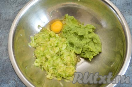 В объёмной миске соединить пюре из брокколи и отжатую кабачковую массу, добавить яйцо, перемешать, немного подсолить (я добавила небольшую щепотку соли, но важно ориентироваться на свой вкус).