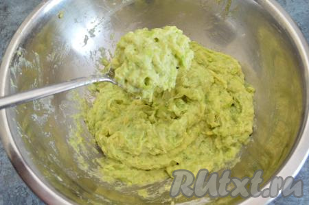 Тесто должно получиться очень нежным, в меру густым, при этом оно будет хорошо держаться на ложке. Количество муки, которое придётся добавить, во многом зависит от размера яйца и от того, насколько хорошо вы отжали кабачки. Мне всего потребовалось 75 грамм муки.