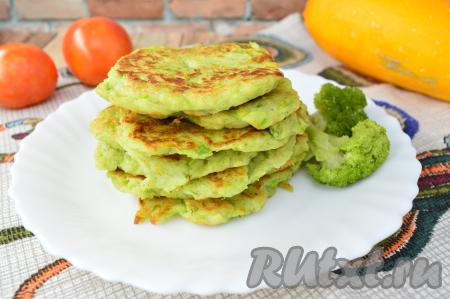Мягкие, нежные оладьи, приготовленные из брокколи и кабачка, прекрасно насытят и порадуют вас приятным вкусом. К столу их лучше подавать тёплыми.