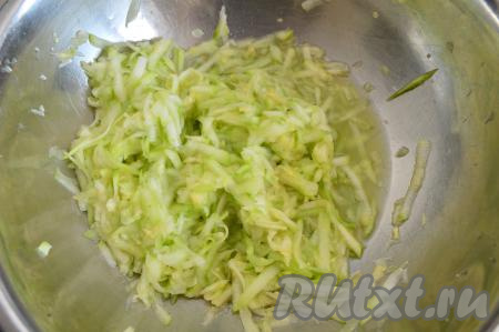 Пока отваривается брокколи, очистить кабачок от кожуры. Если семечки крупные, их тоже нужно будет убрать. 450 грамм подготовленного кабачка натереть на крупной тёрке в глубокую тарелку, посолить (я добавила большую щепотку соли) и оставить минут на 7, затем тщательно отжать руками выделившийся кабачковый сок (выделивший сок нам не понадобится).