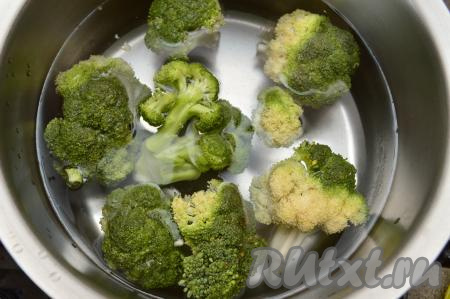 Выложить брокколи в кипящую воду. После закипания воды уменьшить огонь и варить брокколи до мягкости (в течение 6-7 минут). Готовая капуста будет легко прокалываться ножом. Откинуть брокколи на дуршлаг и оставить на несколько минут, за это время стечёт лишняя вода и капуста немного остынет.