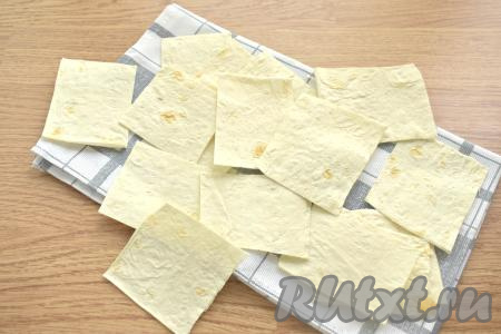 Тонкий лаваш нарезаем на квадраты или прямоугольники со сторонами примерно 4-5 сантиметров.