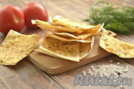 Чипсы, приготовленные из лаваша со сметаной, получаются хрустящими, ароматными и вкусными, подаём их к столу и угощаемся.