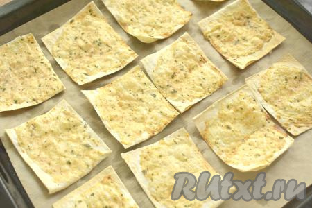 Отправляем противень с чипсами в разогретую духовку. Держим чипсы в духовке примерно 5 минут (ориентируйтесь на свою духовку, следите, чтобы чипсы не подгорели, запекаются они очень быстро), затем достаём из духовки. Постепенно готовим все чипсы, смазывая кусочки лаваша сметанным соусом и подсушивая их в духовке. Даём чипсам остыть.