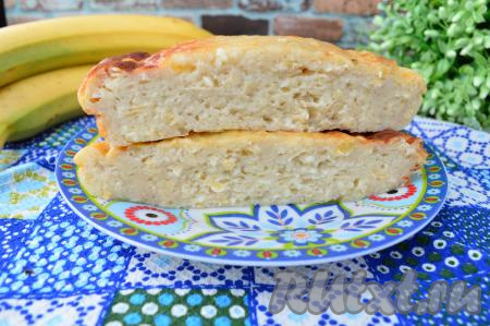 Запеканку можно есть и тёплой, и полностью остывшей. Нарезать воздушную, нежнейшую запеканку на кусочки и можно подавать к столу. А вот как выглядит в разрезе наивкуснейшая творожная запеканка, приготовленная с бананом и яблоком.