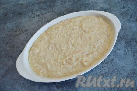 Бока и дно формы для запекания (я взяла овальную форму размером 16 на 26 сантиметров) смазать сливочным маслом. Выложить в форму творожное тесто, равномерно распределить. Форму с тестом отправить в духовку, разогретую до 180 градусов, выпекать творожную запеканку с бананом и яблоком минут 40-45 минут (готовность проверить, проколов тесто сухой деревянной шпажкой, если шпажка после прокалывания останется чистой, на ней совсем не будет следов теста, значит выпечка готова).