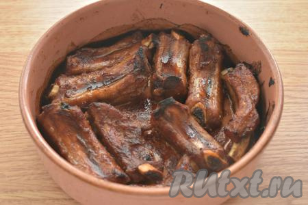 Запекаем свиные рёбра 30 минут, затем фольгу убираем и продолжаем запекать ещё 20 минут.