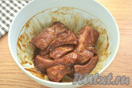 Рёбрышки хорошо перемешиваем, покрывая их соевым соусом, кетчупом (или томатным соусом) и специями со всех сторон. Отправляем рёбра промариноваться в холодильник на 2-3 часа. За это время рёбрышки пару раз нужно перемешать.