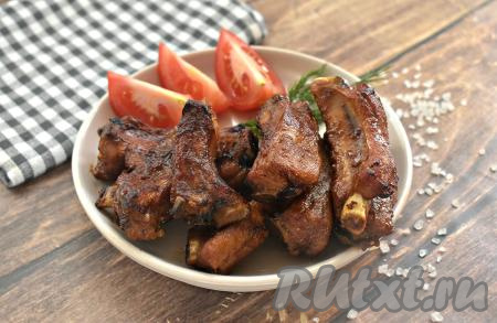 Готовое блюдо достаём из духовки. Свиные рёбрышки, запечённые в соевом соусе, получились румяными, ароматными и очень вкусными. Отличным дополнением к ним станут гарнир из картофеля, свежие овощи с зеленью или любимый соус.