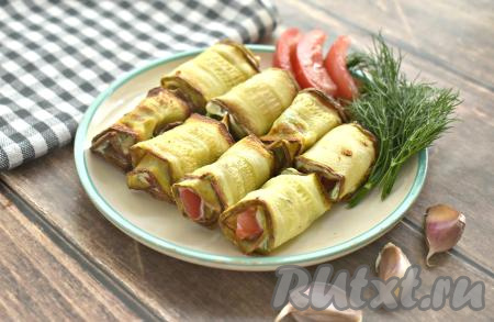 Сочные, вкусные, аппетитные рулетики, приготовленные из кабачков с помидорами и чесноком, станут великолепной закуской и к повседневному, и праздничному столу. 