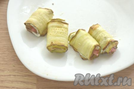 Сворачиваем полоски из кабачка в рулетик, начиная со стороны с помидором. Из указанного количества ингредиентов у меня получилось 18-20 кабачковых рулетиков с начинкой.