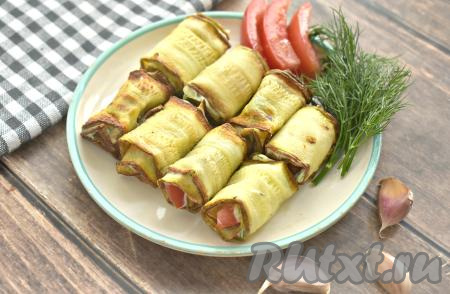 Рулетики из кабачков с помидорами и чесноком