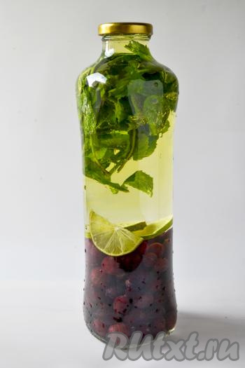 Вскипятите 1 литр воды. Залейте кипящую воду в бутылку до самого верха. Прикройте крышкой и оставьте на 20 минут, чтобы ягоды прогрелись.