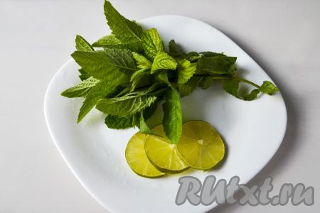 Веточки мелиссы промойте, отряхните от воды. Лимон (или лайм, или апельсин) промойте горячей водой с содой и нарежьте на кружочки. Я готовила с лаймом.