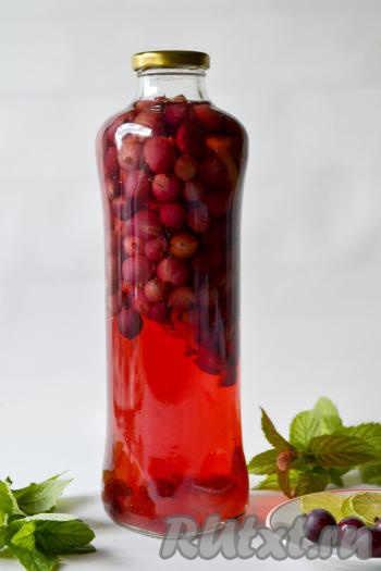 Остывшую бутылку уберите на хранение в прохладное помещение без попадания солнечных лучей. Вкусный, ароматный компот "Мохито", приготовленный из крыжовника с мелиссой, зимой порадует вас приятным вкусом и ароматом.