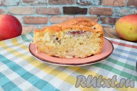 А вот как нежная, мягкая шарлотка с яблоками и сливами выглядит в разрезе. Воздушный бисквит с большим количеством фруктов, покрытый аппетитнейшей золотистой корочкой, - это очень вкусно!