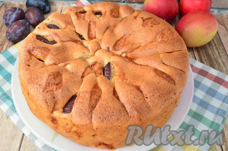 Шарлотка с яблоками и сливами в духовке