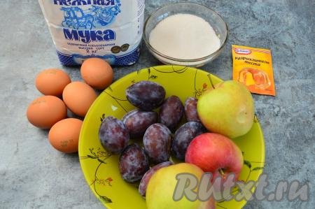 Подготовьте продукты для приготовления шарлотки с яблоками и сливами в духовке. Вес яблок и слив указан в неочищенном виде. Сливы лучше брать плотные.