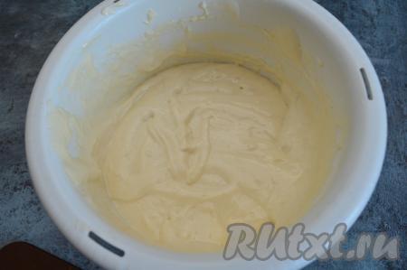 В получившуюся массу всыпьте разрыхлитель и 100 грамм муки. Движениями лопатки (или столовой ложки) "сверху вниз" перемешайте тесто, тщательно и аккуратно вмешивая всю муку. Затем частями всыпьте оставшуюся муку, полностью вмешивая её в тесто. Возможно, вам потребуется муки чуть больше или чуть меньше, чем указано в рецепте. Главное - ориентироваться на консистенцию замешиваемого бисквитного теста. Тесто должно стать воздушным, однородным, напоминающим сметану средней густоты, оно будет медленно стекать с ложки. Как только добьётесь требуемой консистенции - больше муку не добавляйте.