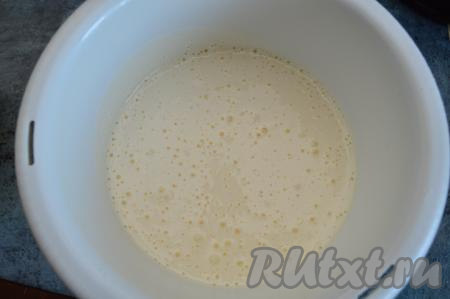 Взбейте яйца с сахаром в течение 7 минут на максимальной скорости миксера. Получится белая, очень пышная масса.