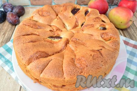 Вкуснейшую, воздушную шарлотку можно подавать к столу.