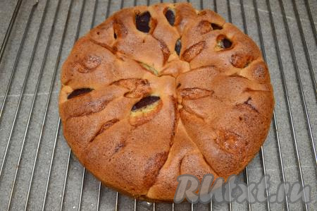 Готовность выпечки можно проверить, проколов тесто сверху тонкой деревянной палочкой (если палочка останется сухой и чистой, значит шарлотка уже готова). Готовая шарлотка увеличится в объёме и хорошо подрумянится, достаньте её из духовки, дайте немного остыть, выньте пирог из формы и остудите его на решётке.