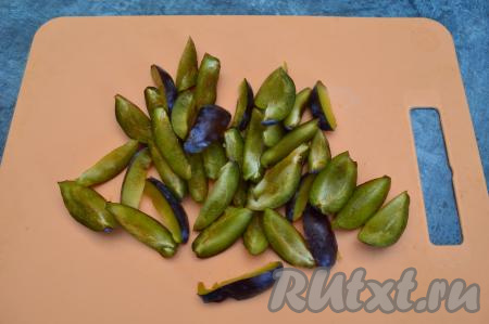 Сливы очистите от косточек и нарежьте на полоски.