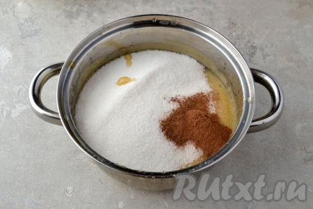 К яблочному пюре всыпьте сахар и молотую корицу, тщательно перемешайте и поставьте на средний огонь. Доведите, постоянно помешивая, до кипения на среднем огне, а затем, сделав огонь минимальным, варите 5-7 минут, помешивая.