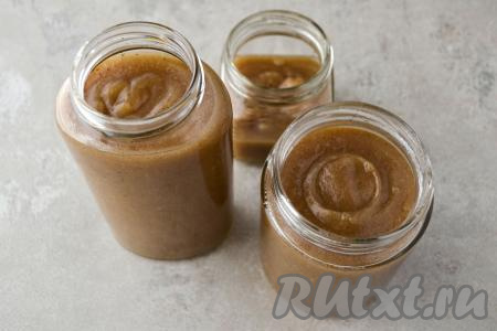 К этому времени у вас уже должны быть промыты с содой и простерилизованы банки и крышки. Стерилизовать баночки можно в духовке, микроволновке или над паром - делайте, как вам будет удобно. Крышки прокипятите в течение 2-3 минут с момента закипания воды или залейте кипящей водой на это же время. Горячее пюре разлейте в подготовленные банки. Из указанного количества ингредиентов получается 800-900 миллилитров яблочного пюре с корицей.