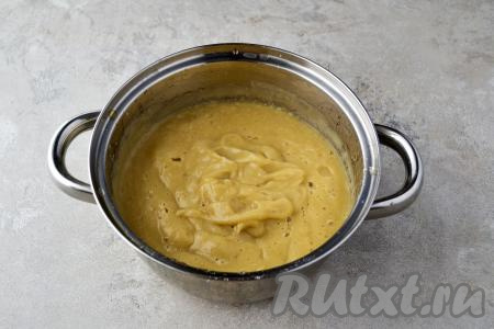 Снимите кастрюлю с огня. Погружным блендером измельчите яблочную массу до пюреобразного состояния.