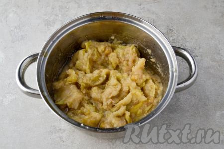 Доведите до кипения, сделайте огонь минимальным и варите до полного размягчения яблок, периодически перемешивая. Время варки будет зависеть от сорта яблок. Я варила примерно полчаса.