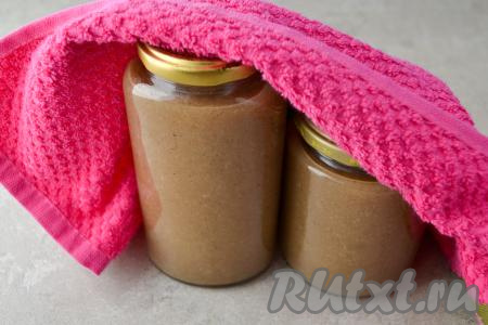 Закрутите баночки крышками, укутайте в тёплое полотенце (или в одеяло) и оставьте на сутки для постепенного остывания.