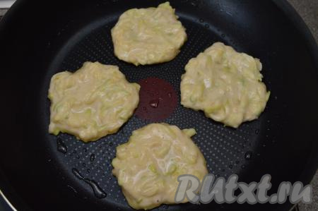 Сковороду хорошо разогреть с растительным маслом. Набирая по столовой ложке кабачкового теста, выкладывать его на хорошо разогревшуюся сковороду в виде круглых плоских оладий.