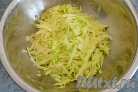 Кабачок очистить от кожуры. Если семечки у кабачка крупные, тогда их нужно удалить. Для приготовления оладий нам потребуется 500 грамм очищенного кабачка. В глубокую миску натереть кабачок, добавить соль, перемешать и оставить на 5 минут, чтобы выделился сок.