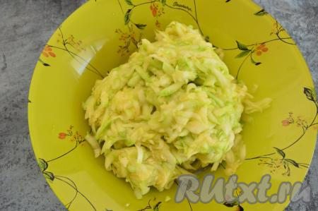 По прошествии времени кабачок выделит сок. Тщательно отжать выделившийся сок (я беру понемногу кабачковую массу в руку и отжимаю лишний сок).