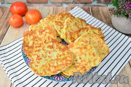 Готовые кабачковые оладьи перекладывать со сковороды на тарелку. Периодически перемешивая тесто, пожарить все оладушки. Аппетитные, нежные, мягкие оладьи, замешанные на молоке и кабачках, можно кушать и тёплыми, и остывшими.