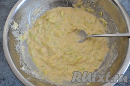 Постепенно всыпая оставшуюся муку и каждый раз полностью вмешивая её с помощью ложки, замесить тесто для кабачковых оладий. Добавляя муку, ориентируйтесь не на количество, а на консистенцию кабачкового теста для оладий. Тесто должно стать в меру густым, напоминающим сметану средней жидкости, оно будет медленно стекать с ложки. Как только добились требуемой консистенции, больше муку не добавляйте. Мне хватило 130 грамм муки, но тут всё зависит от водянистости кабачка и от размера яиц. Так что вам может потребоваться чуть больше или чуть меньше муки.