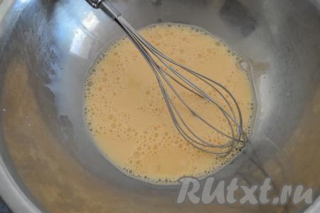 Венчиком перемешать яйца и молоко до однородной массы.
