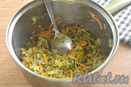 По истечении 2 часов смесь огурцов, лука и моркови перекладываем в кастрюлю, ставим на средний огонь, доводим до кипения, а затем провариваем 5 минут на небольшом огне, периодически помешивая. Огурцы изменят цвет.