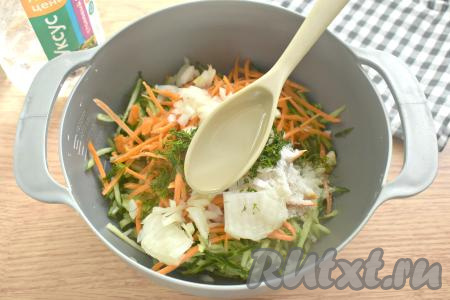 К овощам вливаем столовый уксус, посыпаем солью.