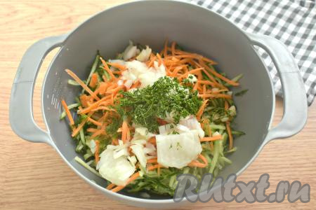 Репчатый лук очищаем, нарезаем мелко. Укроп моем. Зубчики чеснока очищаем, натираем на мелко тёрке (или нарезаем мелко). Измельчённые лук с чесноком, а также мелко нарезанный укроп добавляем к моркови и огурцам.