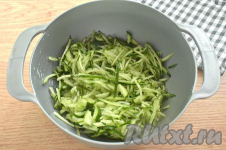 Тщательно моем огурцы. Отрезаем у огурчиков кончики с двух сторон. Натираем огурцы на тёрке для моркови по-корейски (или нарезаем их тонкой соломкой), выкладываем в объёмную миску.