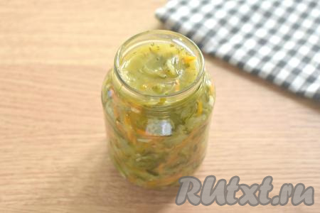 Затем горячие огурцы, маринованные с морковкой, луком и чесноком, перекладываем в простерилизованные баночки (я обычно стерилизую банки над паром, можно воспользоваться духовкой или микроволновкой).