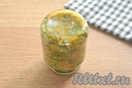 Сразу закрываем банки заранее прокипячёнными крышками, переворачивая их дном вверх. Накрываем банки толстым полотенцем, оставляем примерно на сутки (до полного остывания), а затем убираем на хранение в прохладное место (например, в подвал или кладовку). Из предложенного количества ингредиентов получается 0,5 литра заготовки (2 баночки по 250 миллилитров).