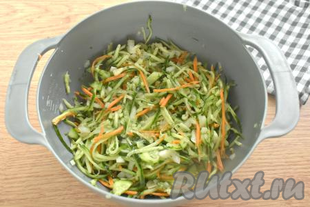 Перемешиваем содержимое миски и оставляем на 2 часа. За это время огурцы выделят достаточное количество сока.