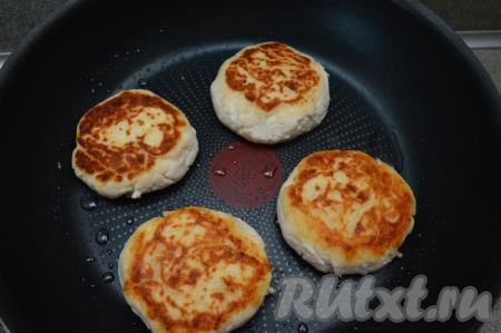 Затем перевернуть сырники и жарить ещё 2-3 минуты на огне чуть ниже среднего. Когда сырники подрумянятся с двух сторон, выключить огонь. Накрыть сковороду крышкой и дать сырникам "пропариться" в течение 5 минут.