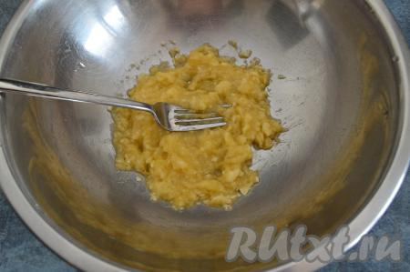 Вилкой размять кусочки банана в однородное пюре.