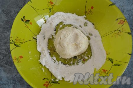 Влажными руками сформировать округлую заготовку сырника, сразу обвалять её со всех сторон в рисовой муке.