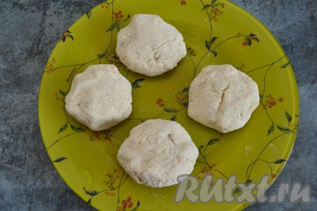 Каждый раз обмывая руки водой, сформировать все заготовки сырников. Я сформировала 4 сырника среднего размера.